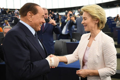 Silvio Berlusconi y Ursula von der Leyen. EFE