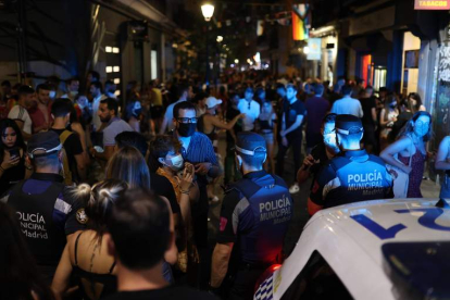 La Policía tuvo que intervenir por los disturbios en Chueca. RODRIGO JIMÉNEZ