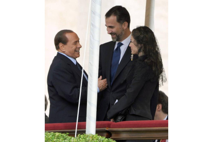 Berlusconi saluda a los reyes de España en la ceremonia de beatificación de Juan Pablo II. EFE