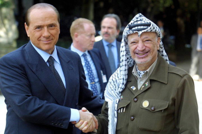 Con Yasser Arafat, líder de la Autoridad Palestina, en 2001. EFE