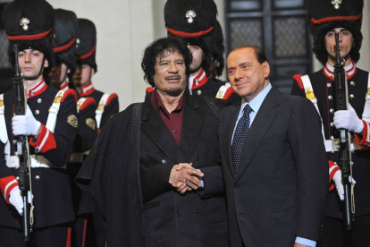 Con el líder libio Muammar Gaddafi. EFE