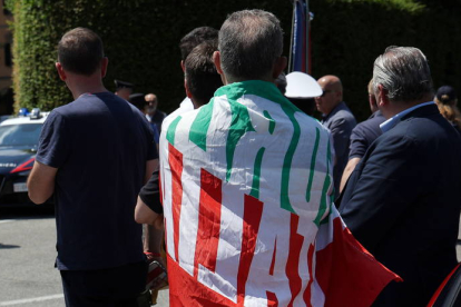 Italianos siguen con silencio el coche del cortejo fúnebre de Berlusconi. EFE
