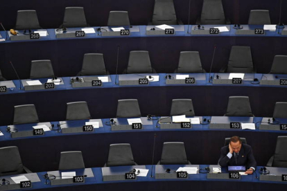 Imagen que representa la soledad política de Berlusconi en su última etapa. EFE
