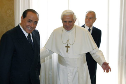 Berslusconi y el Papa Ratzinger. EFE