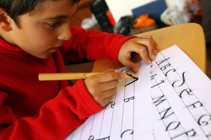 Un niño escribe en un taller de caligrafía