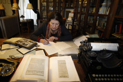 Mercedes Unzeta Gullón en su biblioteca, donde además de numerosos libros guarda las cartas y documentos familiares.