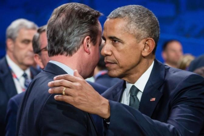 Obama (derecha) saluda a Cameron antes de la reunión de mandatarios de la OTAN, en Varsovia, este viernes.