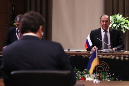 El ministro ruso Sergei Lavrov y su homólogo ucraniano Kuleba (de espaldas) antes de su encuentro en Turquía.  CEM OZDEL