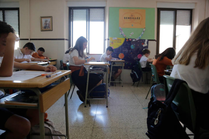 Varios alumnos de primaria realizando un examen. S.P