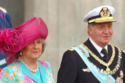 El rey Juan Carlos con su hermana, la fallecida infanta Pilar. JUANJO MARTÍN