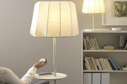 Así funciona la lámpara inteligente de Ikea con mando a distancia.