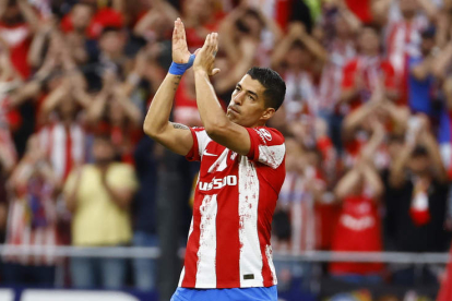 Luis Suárez, que no continuará en el Atlético de Madrid la próxima temporada, agradece el cariño de la afición. SERGIO PÉREZ