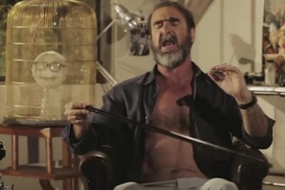Cantona, en un momento de la grabación cantando el 'Will Grigg's on fire'.