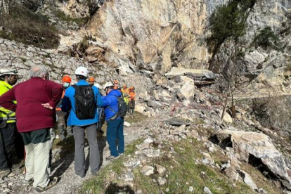 Técnicos visitaron ayer la zona del desprendimiento de rocas que han cortado la Ruta del Cares y destrozado parte del canal Caín-Poncebos. DL