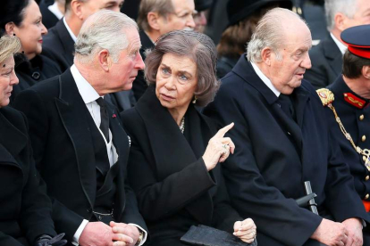 Don Juan Carlos con la reina Sofía y el actual Carlos III en un funeral. ROBERT GHEMENT