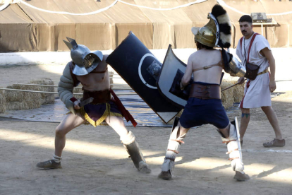 Los gladiadores, en plena lucha, levantaron furor en los tendidos. MARCIANO PÉREZ