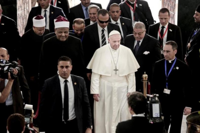 El papa Francisco llega a la gran mezquita del Al Azhar para reunirse con el iman Ahmed el-Tayyib.
