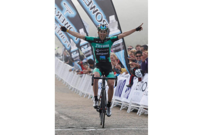 Imanol Estévez celebra la victoria en la cuarta etapa de la Vuelta, entre Sahagún y Riopinos.