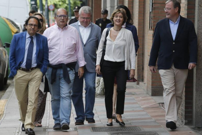 La ministra Tejerina con el alcalde y los candidatos por León. RAMIRO