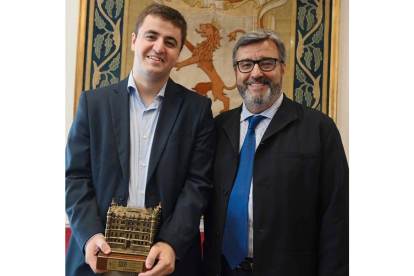 Jaime Santos junto a su maestro, Marcelino Sión. DL