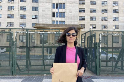 Olga Rodríguez, en Buenos Aires, a las puertas de los tribunales tras declarar en la causa argentina que investiga los crímenes del franquismo. DL