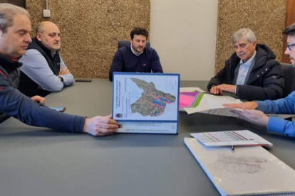 El edil de Urbanismo, De Dios, el alcalde, el rector y un técnico, analizaron la cesión de suelo. DL