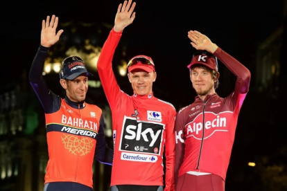 Nibali (izquierda), junto a Froome y el ruso Zakarin en el podio final de la Vuelta 2017, en Madrid.