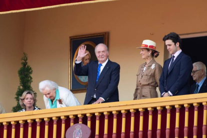 El rey Juan Carlos junto a la infanta Elena y la fallecida infanta Pilar. ISMAEL HERRERO