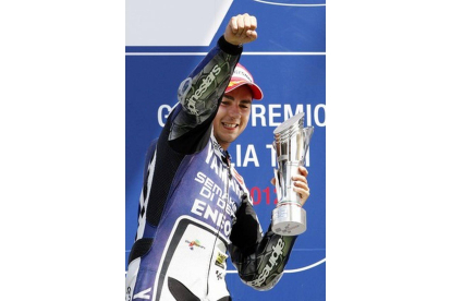 El piloto Jorge Lorenzo celebra su triunfo en Mugello.