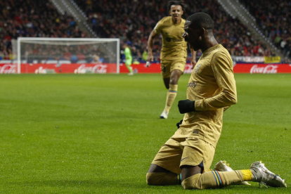 Un solitario gol de Ousmane Dembélé le dio la victoria al FC Barcelona frente al Atlético de Madrid en el Metropolitano. RODRIGO JIMÉNEZ