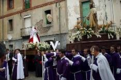 Momento en el que Jesús resucitado se encuentra con su madre