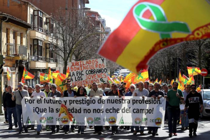Personas se manifiestan en la provincia de Soria, este miércoles, para confluir en una tractorada en la capital. WILFREDO GARCÍA