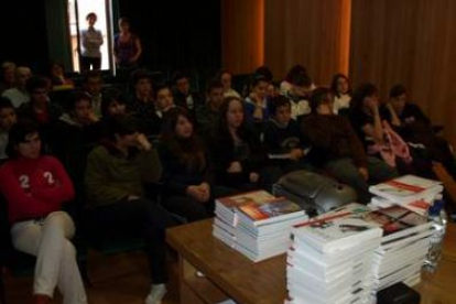 Un momento de la Lectura Continuada con los alumnos del instituto