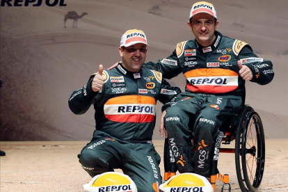 Isidre Esteve, junto a su copiloto Txema Villalobos, en la presentación de su equipo para el Dakar.