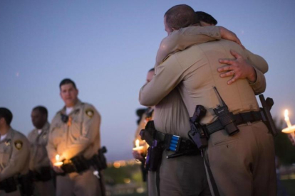 Agentes de policía que formaron parte del dispositivo de Las Vegas, en un acto conmemorativo.