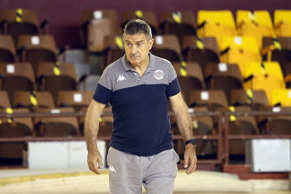 El entrenador del Ademar, Manolo Cadenas. MARCIANO PÉREZ.
