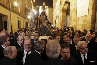 La salida de la Virgen del Mercado de la iglesia en la Procesión de La Dolorosa del Viernes de Dolores.