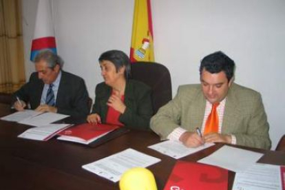Ángel Azuara, Luisa González y José Luis Ramón al firmar el convenio