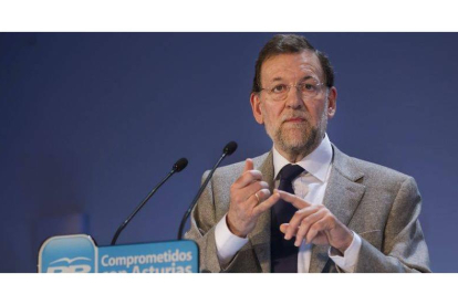 El presidente del Gobierno y del Partido Popular, Mariano Rajoy, durante su intervención esta mañana en un acto preelectoral en Oviedo, en la que ha advertido de que no va "abdicar" de sus responsabilidades para lograr el crecimiento económico y la creaci