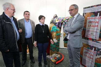 Antolín de Cela, José Luis Feliz, Antonia María Cabello y Olegario Ramón, en la exposición   L. DE LA MATA