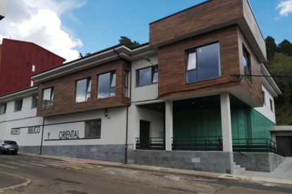 Edificio del Museo Bíblico y Oriental en la calle Parque infantil de Cistierna. CAMPOS