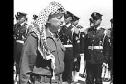 Arafat nació posiblemente en El Cairo en 1929, la misma ciudad estudió ingeniería. El salto a la vida política llegó en 1965 con la fundación de Al Fatah en Kuwait. 3 años después era líder de la OLP.