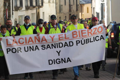 La pancarta que abría la marcha, en la subida por la calles de Páramo del Sil hasta el Ayuntamiento, ayer, al mediodía. L. DE LA MATA