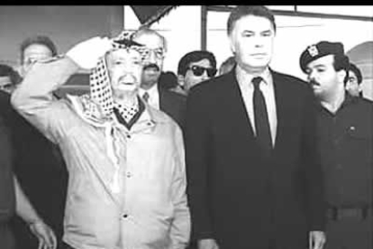 1995: Con el ex presidente español Felipe González, en un encuentro mantenido en Gaza.