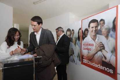 Villarroel, Panizo y Justo Fernández, ayer, en la sede de C’s. JESÚS