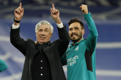Ancelotti junto a su hijo celebraron la clasificación. BALLESTEROS