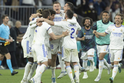 Los jugadores del Real Madrid, abrazados celebrando el pase  a la final de la Champions     tras superar el duro escollo  del Manchester City en el Santiago Bernabéu. RODRIGO JIMÉNEZ