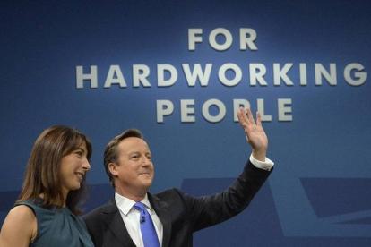 El primer ministro, David Cameron, y su esposa, en la clausura del congreso del partido conservador, en Manchester.
