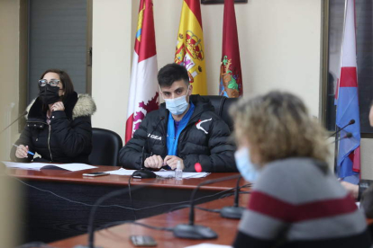 El alcalde escuchó una intervención de la portavoz de los socialistas de Libre Federación. ANA F. BARREDO