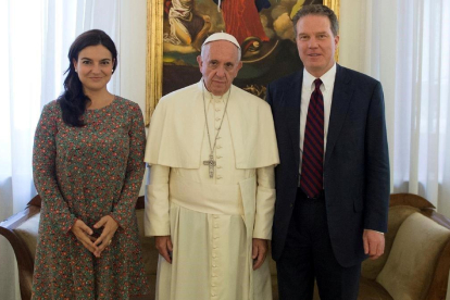 Paloma García Ovejero y Greg Burke, con el papa Francisco.